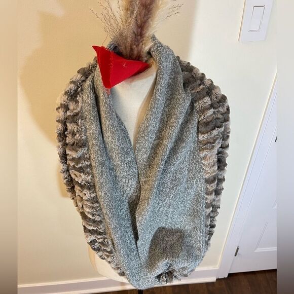 Faux-fur infinity scarf | 13’’x54’’ | Faux- Fur one piece wrap around scarf - Picture 4 of 10